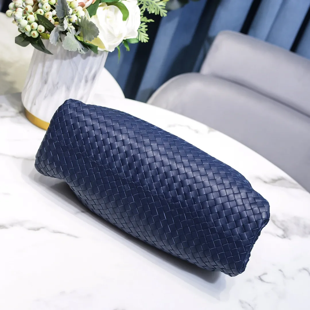 Real shot🔥🔥The counterattack of the popular Bottega Veneta started with this series of cloud bags, which went viral in the fashion circle and started a craze! Out of stock, out of stock, out of stock... One piece is hard to find, super hard to buy, regardless of age, season, or occasion. Very classy. Really, if you carry this on the road, it will turn heads! This is also the reason why this series is so expensive. Large size: 38*20*8.5cm [Big Cloud Weaving]